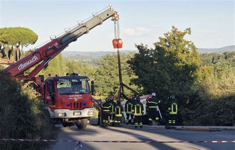 incidente san gimignano oggi|Rimorchio si ribalta e travolge famiglia giapponese a San Gimignano